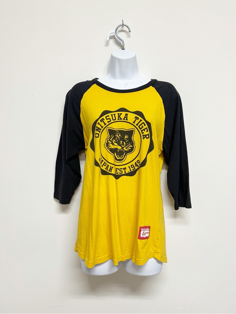 ASICS Mens Onitsuka Tiger OT Players Yellow Black Raglan Tee Size Small
